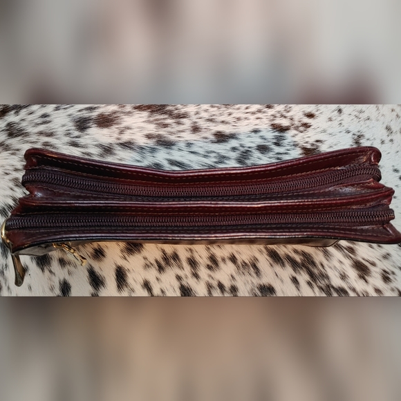 Ricardo Beverly Hills Women's Rich Black Cherry Leather Clutch - Picture 6 of 9